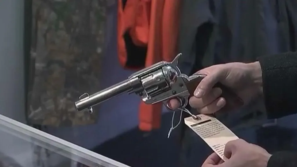 Revolver se štítkem kdo, kdy a kolik lidí tímto typem zbraně usmtil