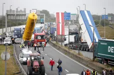 Traktory i živý řetěz. V Calais se protestovalo za vyklizení „džungle“
