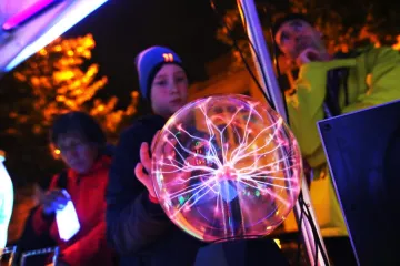 Páteční noc patří vědě. Podívejte se na interaktivní mapu akcí