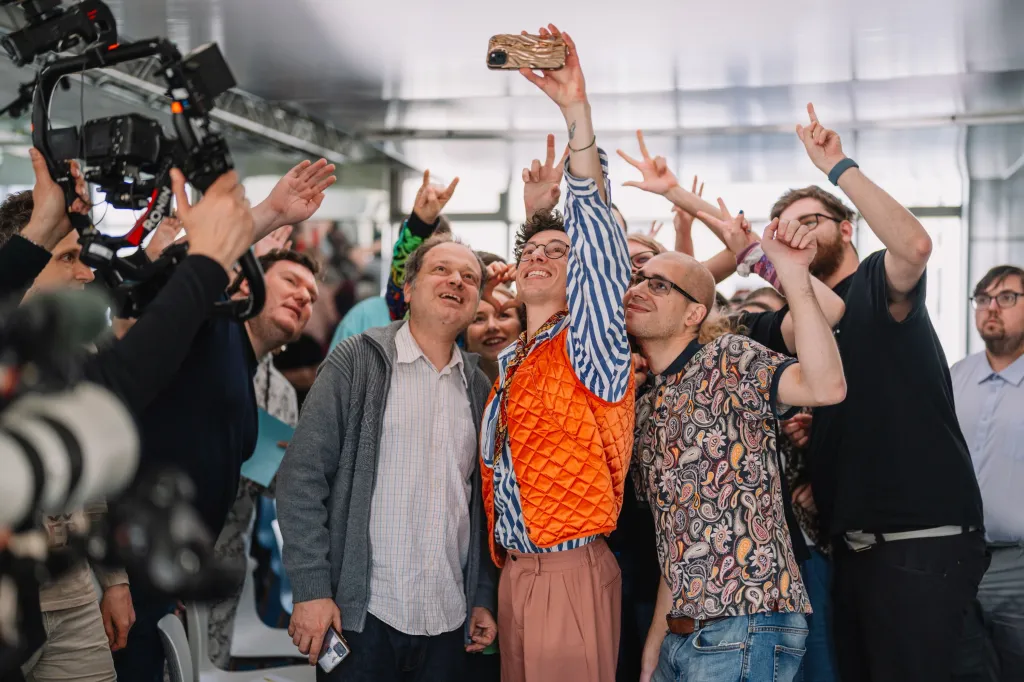Česká televize uvede licenci úspěšného francouzského formátu The A Talks pod názvem Talk show Na jednoho – hosty zde zpovídají redaktoři na autistickém spektru, moderuje Erik Čipera