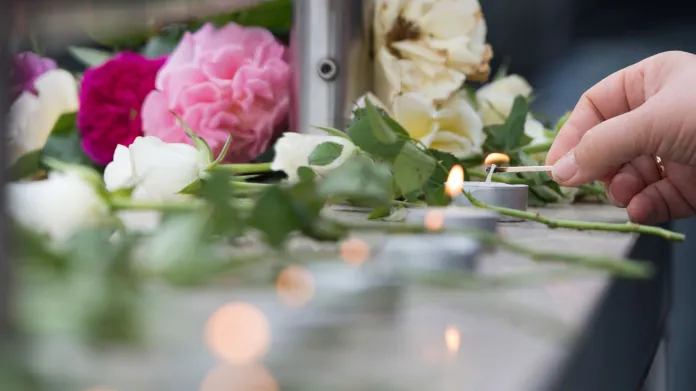 Svíčky a květiny připomínají oběti střelby v Mnichově