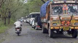 Stromy spadlé po cyklonu Helen zablokovaly v Indii silnice