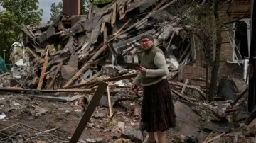 Ukrajinka mezi troskami domu po ruském útoku ve Slovjansku Zdroj: REUTERS