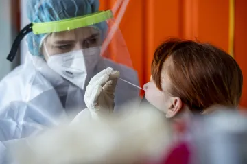 Za středu přibylo 541 nakažených. Soud prohlásil za nezákonnou dubnovou povinnost respirátorů venku