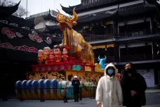 Oslavy nového roku v Číně doprovází zmatky. Vláda nejprve přitvrdila, poté opatření uvolnila