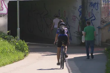 Rizikový podjezd, matoucí značení. Brněnská náplavka má nedostatky