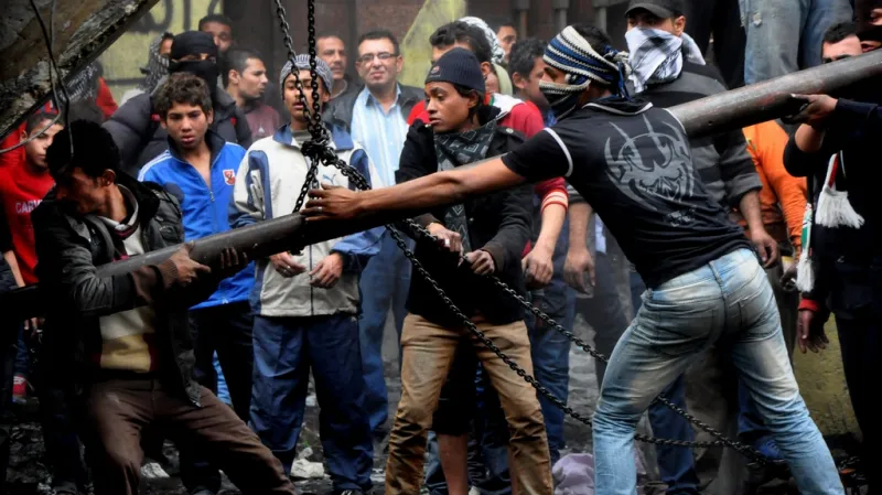 Demostranti se snaží strhnout zeď u náměstí Tahrír