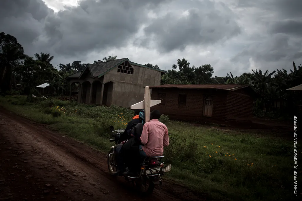 Nominace na vítěznou sérii v kategorii Reportáž: John Wessels, AFP – Okolí města Beni v severovýchodní Demokratické republice Kongo se v posledním roce muselo vypořádat s válečným konfliktem i epidemií smrtícího viru ebola