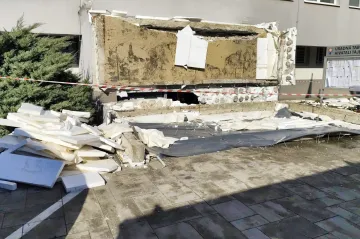 Pád části střechy úřadu zabil ve slovenském Komárnu člověka