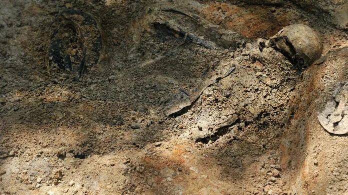 Masový hrob v Dobroníně