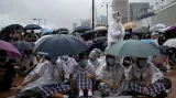 Hongkongští studenti demonstrují navzdory špatnému počasí
