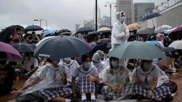 Hongkongští studenti demonstrují navzdory špatnému počasí