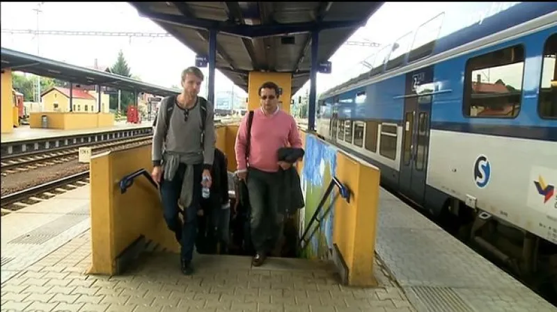 Spisovatelé čtou ve vlaku