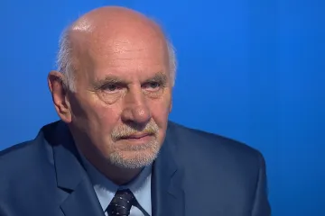 Třicet let nestačilo. Demokracie pokulhává, konfrontační politika je zhoubná, říká Rychetský