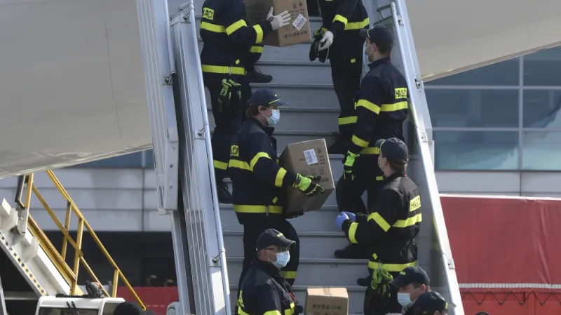 Hasiči vykládají zásoby z airbusu