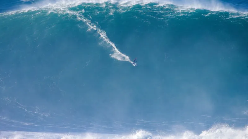 Sebastian Steudtner sjel 29. října 2020 v Nazaré rekordní vlnu vysokou 26 metrů