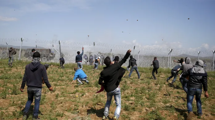 Uprchlíci hází na makedonskou policii kameny