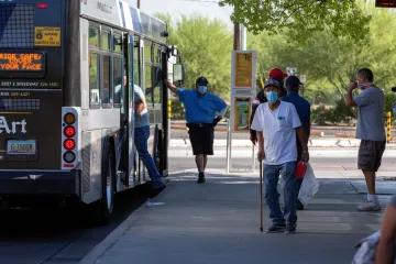 Pandemie ve světě: V USA půjde cestovat jen s rouškou, Tchaj-wan hlásí první úmrtí od května