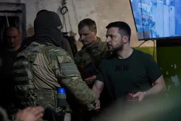 Zelenskyj navštívil Lysyčansk, Rusové posilují obranu Hadího ostrova