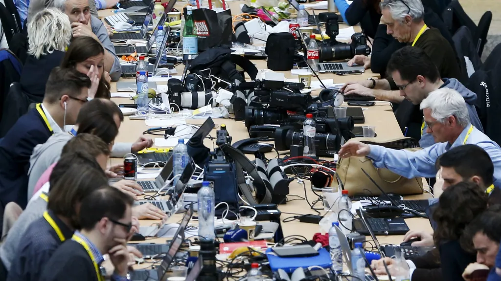 Novináři čekají na výsledky bruselského summitu EU