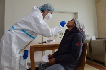 Ve středu přibylo v Česku 3276 případů covidu, hospitalizovaných je nejvíc od konce května