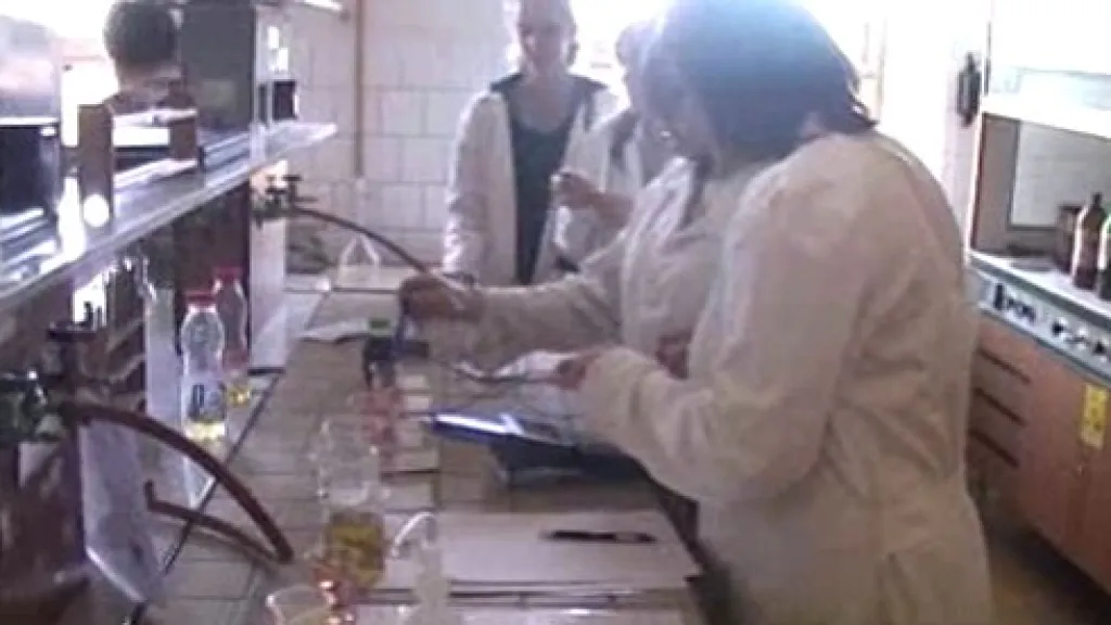Studenti v chemické laboratoři