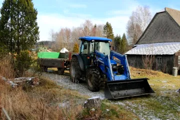 Ex-náměstek hradeckého hejtmana je obviněn z krádeže dlažebních kostek. Policii k němu dovedly stopy ve sněhu