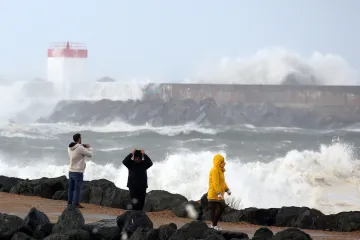 Francii zasáhla bouře Amélie. Bez proudu je 140 tisíc domácností 