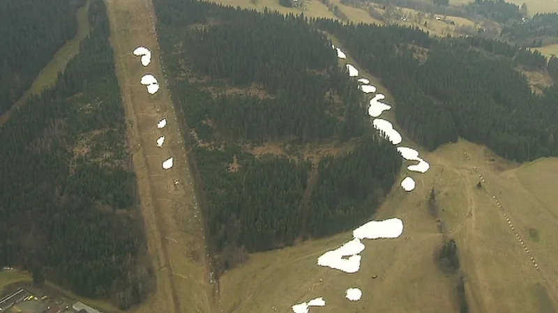 Zbytky sněhu na sjezdovce - 26. 12. 2015