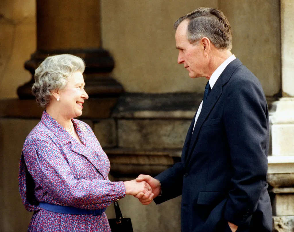 12. června 2006 se americký prezident George Bush starší loučí s královnou Alžbětou II.