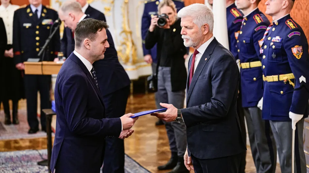 Petr Macinka a Petr Pavel na snímku z 15. prosince 2025, když prezident jmenoval ministry Babišovy vlády