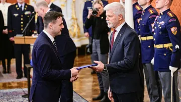 Petr Macinka a Petr Pavel na snímku z 15. prosince 2025, když prezident jmenoval ministry Babišovy vlády