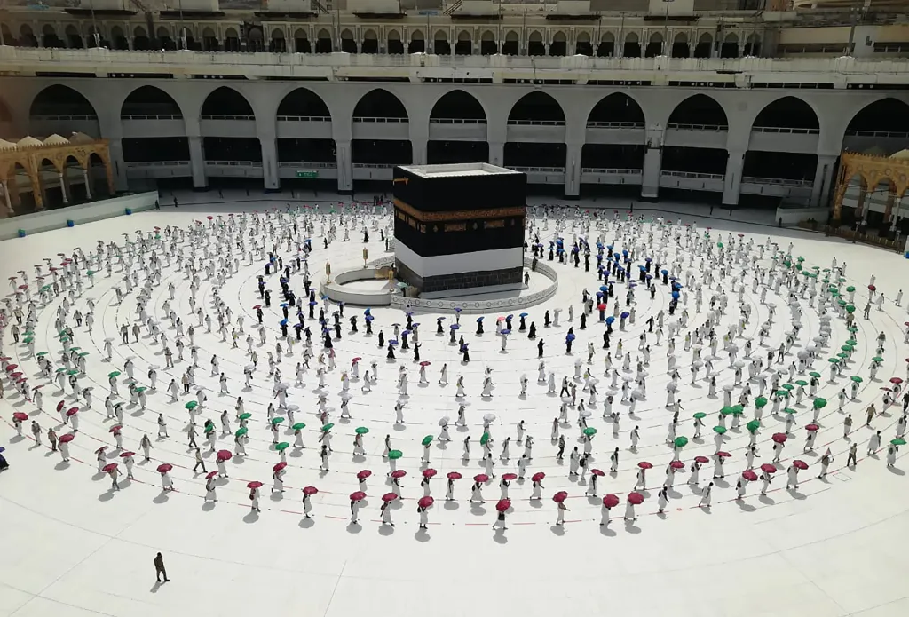 Muslimové z různých koutů světa navštěvují Mekku celoročně. V době svátků je ale o pouť do Mekky zvýšený zájem. Správci náboženské památky Ka'by museli letos přistoupit ke zvláštním bezpečnostním opatřením. Kolem hlavní budovy vytvořili okruhy, ve kterých se věřící pohybují. Důvodem je snížení rizika přenosu onemocnění covid-19
