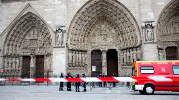 Francouzská policie před katedrálou Notre Dame