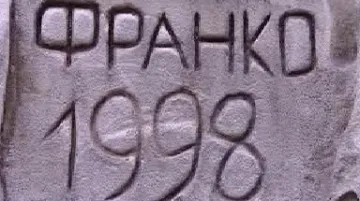 Vyrytý nápis na skále v Českém ráji