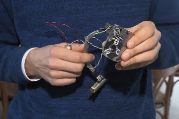 Evropská kosmická agentura schválila misi, která bude lovit gravitační vlny. Lasery dodají Češi