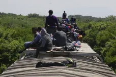 Riskují zdraví i životy. Navzdory tomu cestují „vlakem smrti“ do USA desetitisíce migrantů
