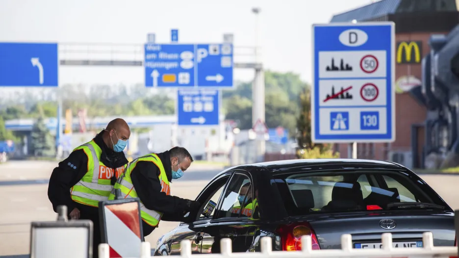 Po uvolnění opatření na hranicích ze strany Rakouska a Německa bude o opatřeních jednat i česká vláda