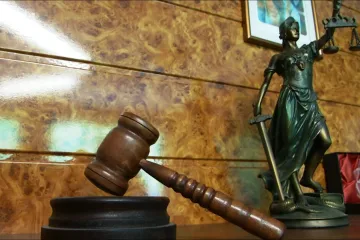 Sněmovna podpořila širší změny zákona o soudech i zrušení stovek nadbytečných předpisů