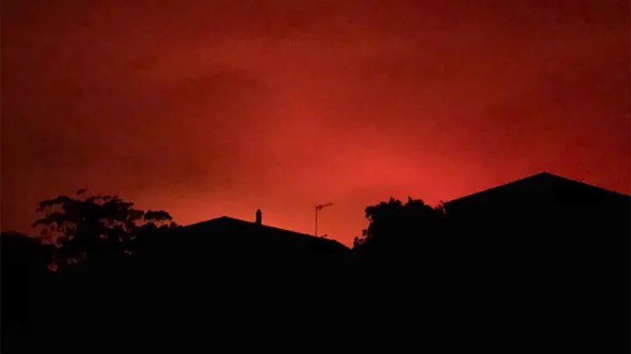 Obloha nad městem Mallacootta zbarvená požáry do ruda