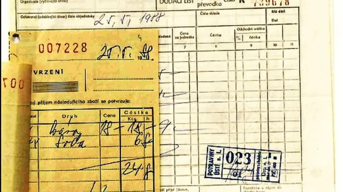 Účet za kávu a sodovku, který agent StB zaplatil 25. května 1988 při schůzce, na níž se Jiří Imlauf stal agentem Vianem