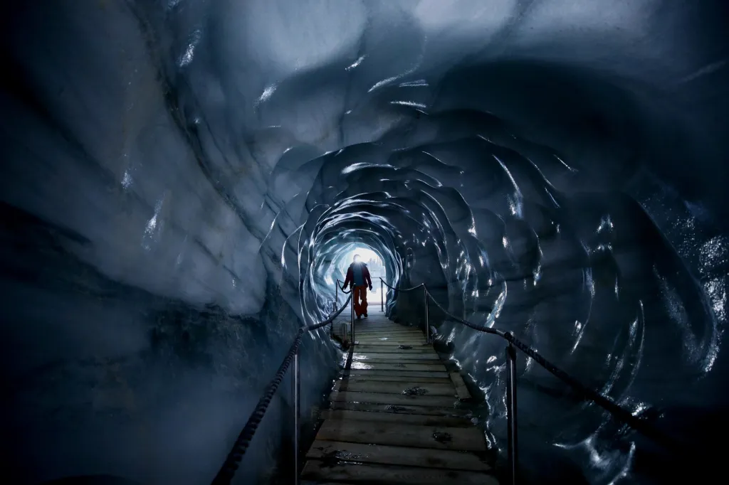 Glacioložka Andrea Fischerová prochází uměle vybudovaným tunelem