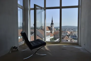 Hotel Avion znovu prostupuje světlo. Konec oprav se blíží
