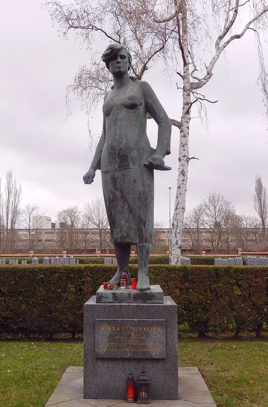 Pomník Jožky Jabůrkové byl léta v pražských Košířích. Po roce 1989 ho někdo natřel na žluto. V roce 1992 majitelka pozemku rozhodla o odstranění sochy. Převezena byla do depozitáře hlavního města Prahy. Znovu byl pomník instalován v roce 2012 na Olšanských hřbitovech