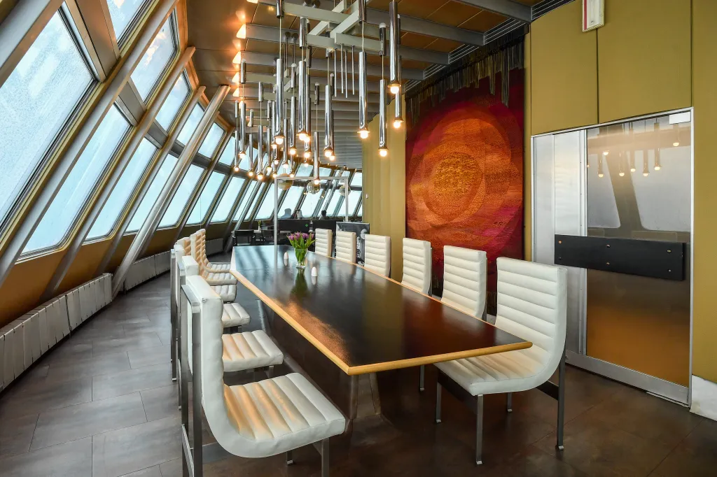 Z originálního nábytku nic nezůstalo, firma tak musela za přispění dárců dát vyrobit repliky