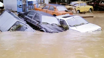 Voda se valí přes automobily v Dobrušce v okrese Rychnov nad Kněžnou během záplav 23. července 1998, ke kterým došlo po vydatných nočních deštích.