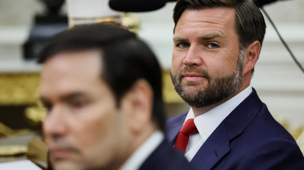 Americký viceprezident JD Vance (vzadu) a v popředí americký ministr zahraničí Marco Rubio