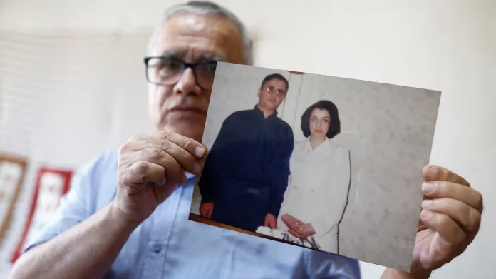 Manžel uvězněné aktivistky Taghi Ramahi ukazuje fotku sebe a své ženy