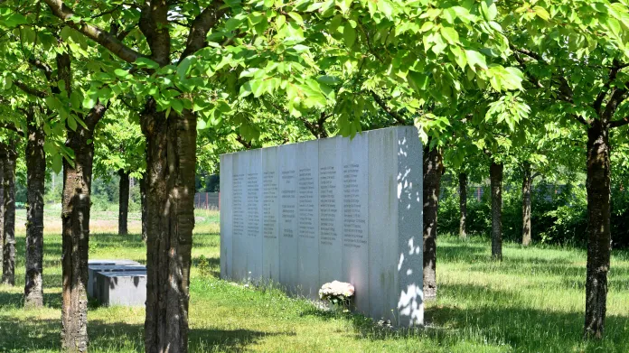 U místa nehody byl vysázen lesík, ve kterém je umístěn památník se jmény všech obětí