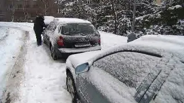 Zasněžené auto